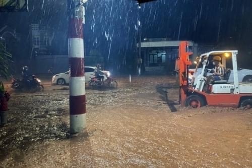 Mai miet tim nguoi bi nuoc cuon troi, khong ngo nan nhan... dang o nha hinh anh