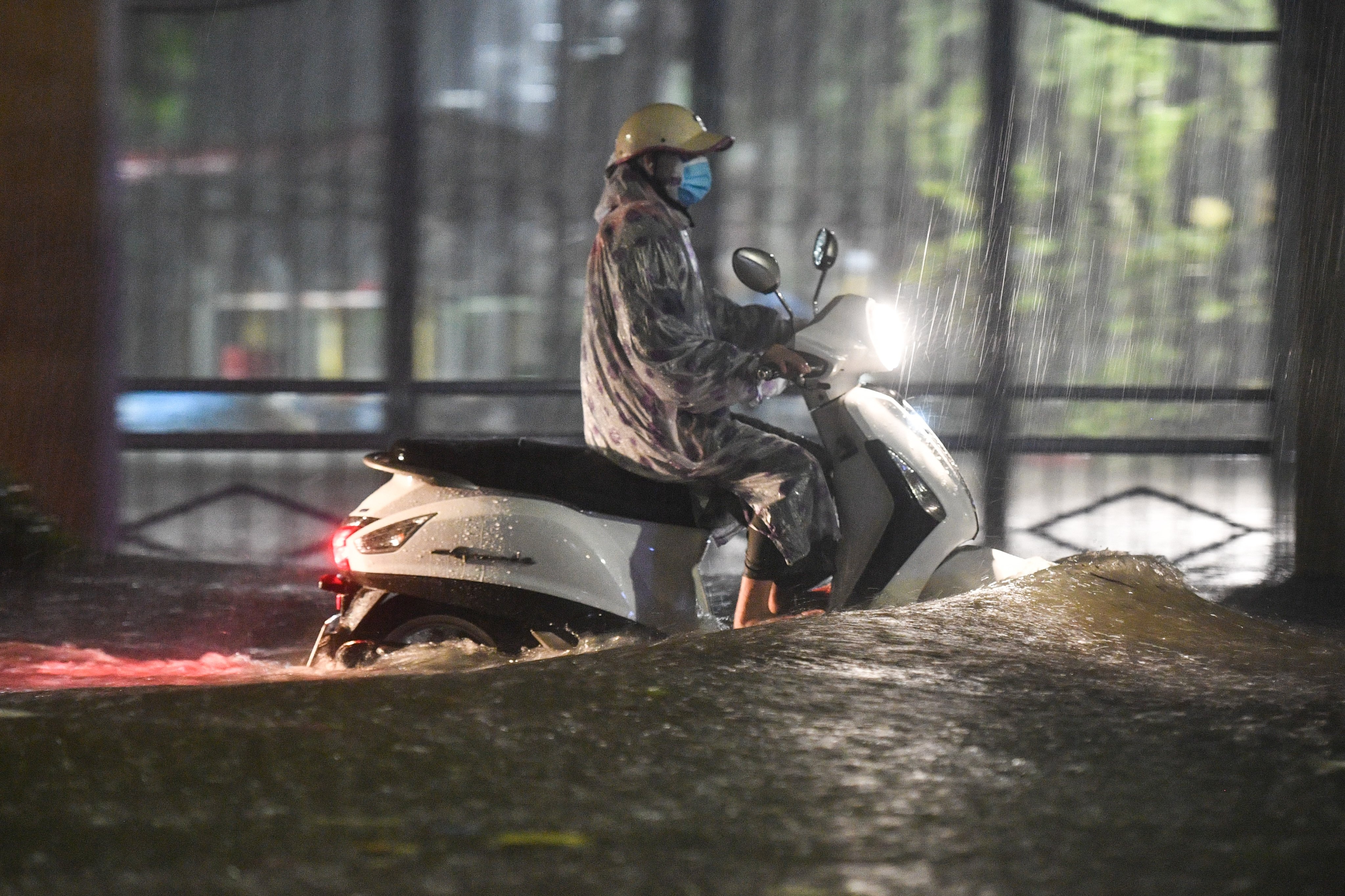 Bao Noru vao dat lien, Hoi An mua lon, gio giat manh hinh anh