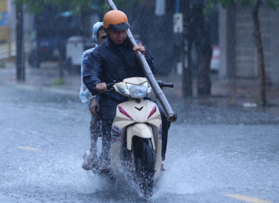 Mua lon sau bao Noru lan rong ra mien Bac hinh anh