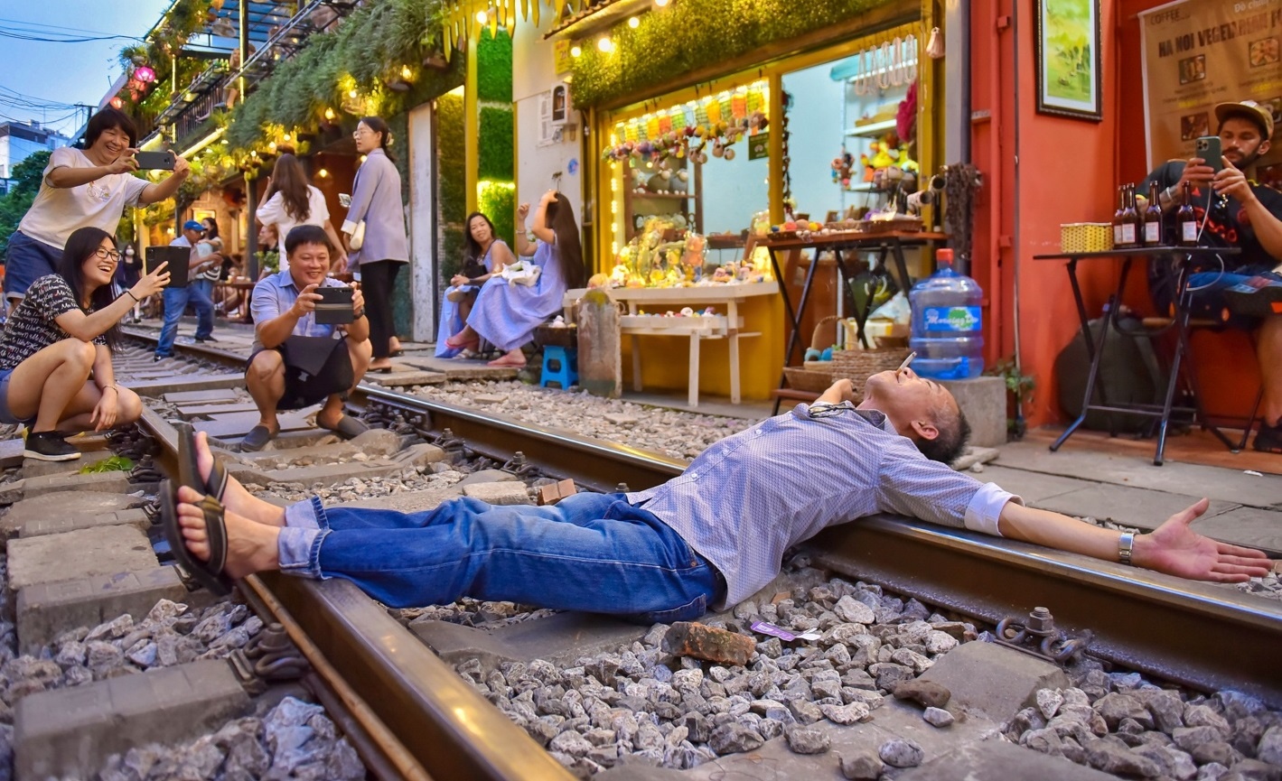 Ha Noi se phat doanh nghiep lu hanh ban tour den pho ca phe duong tau hinh anh