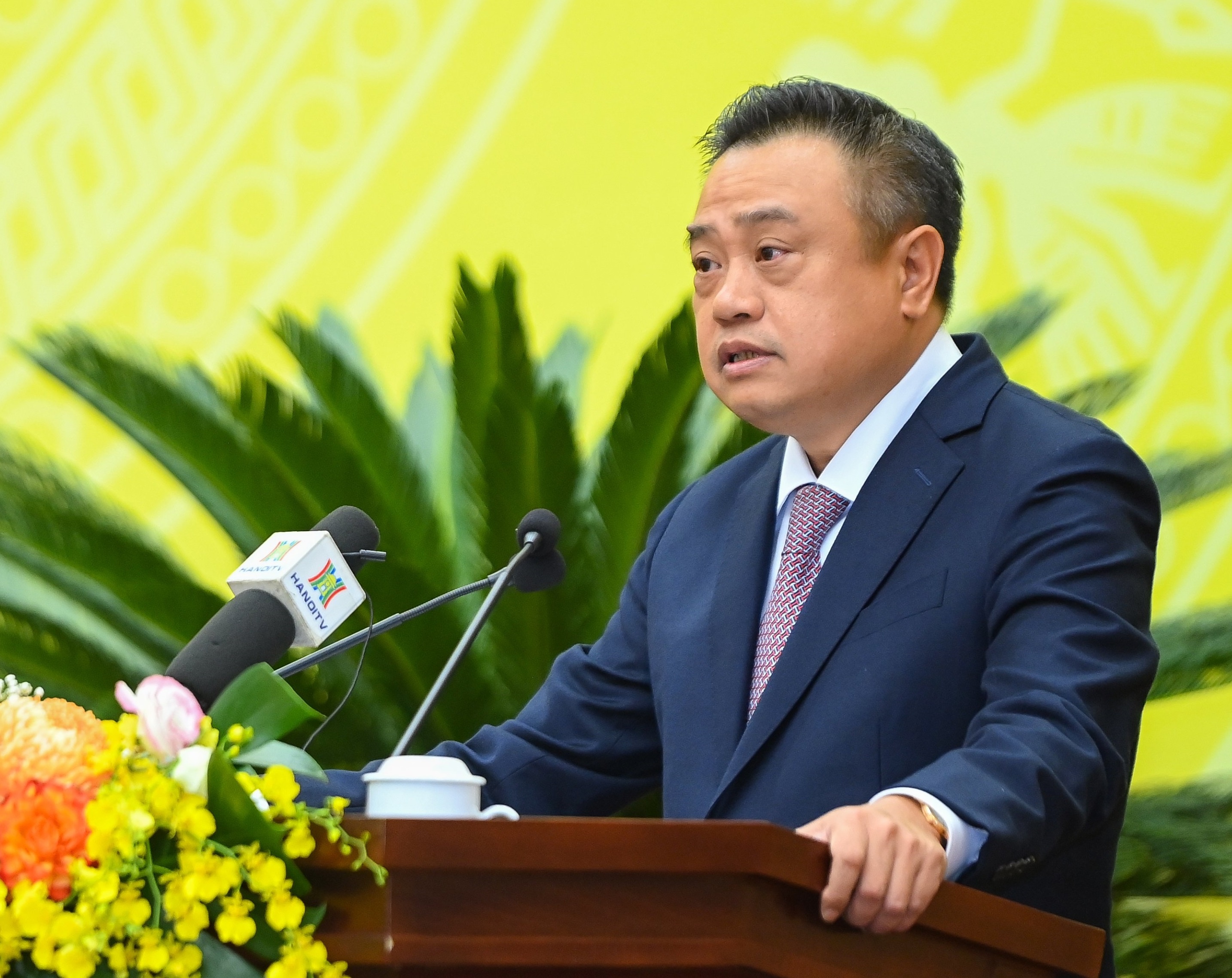 Chu tich Ha Noi: Neu can bo co lai het thi ai lam? hinh anh