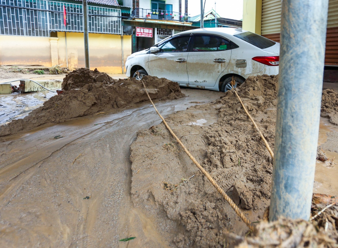 Nguoi dan dung day thung chang buoc oto trong tran lu quet kinh hoang hinh anh