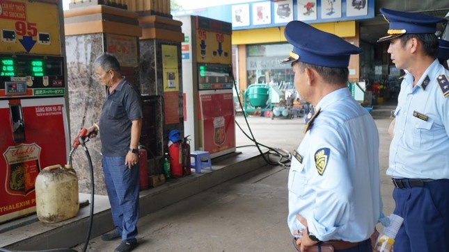 binh duong het xang anh 2