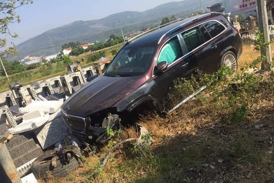 Xe Mercedes hon chuc ty huc vao cua hang ban lang mo hinh anh