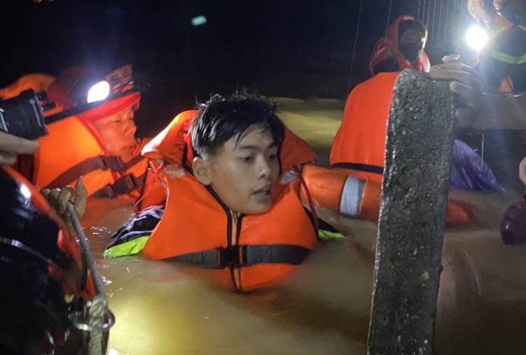 Mua gan 1.000 mm trong mot ngay, Thua Thien - Hue doi mat lu lich su hinh anh