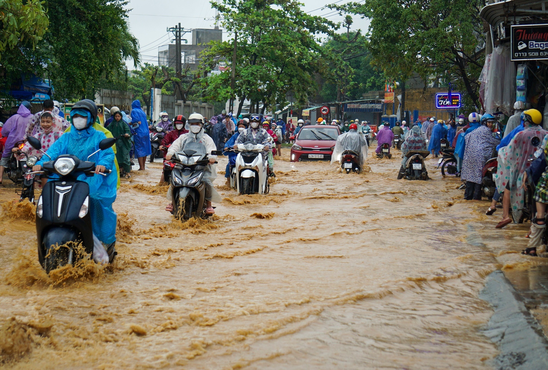 mua lon mien Trung anh 1