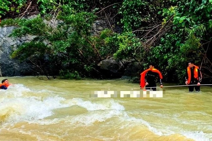 Xe cho du khach lao xuong song khi di tham quan thac hinh anh