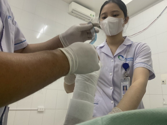 khach bi danh gay tay anh 2