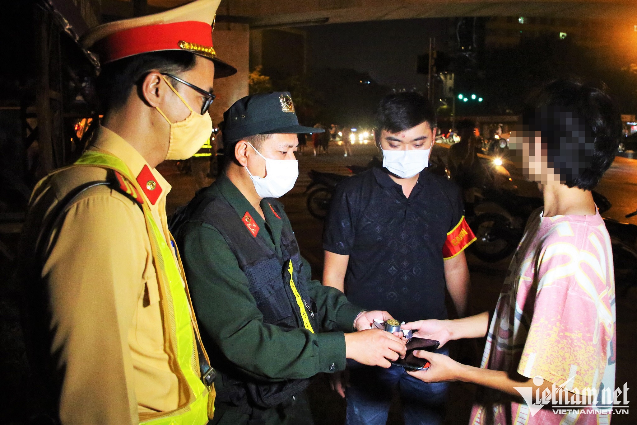 Cham mat cong an 141, thanh nien 'ho bien' chiec hop kim loai la hinh anh