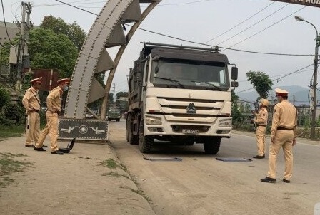 Ky luat Dang nhieu can bo thuoc Phong CSGT Cong an tinh Hoa Binh hinh anh