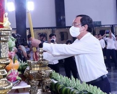 Tuong niem dong bao tu vong, can bo chien si hy sinh vi dich Covid-19 hinh anh