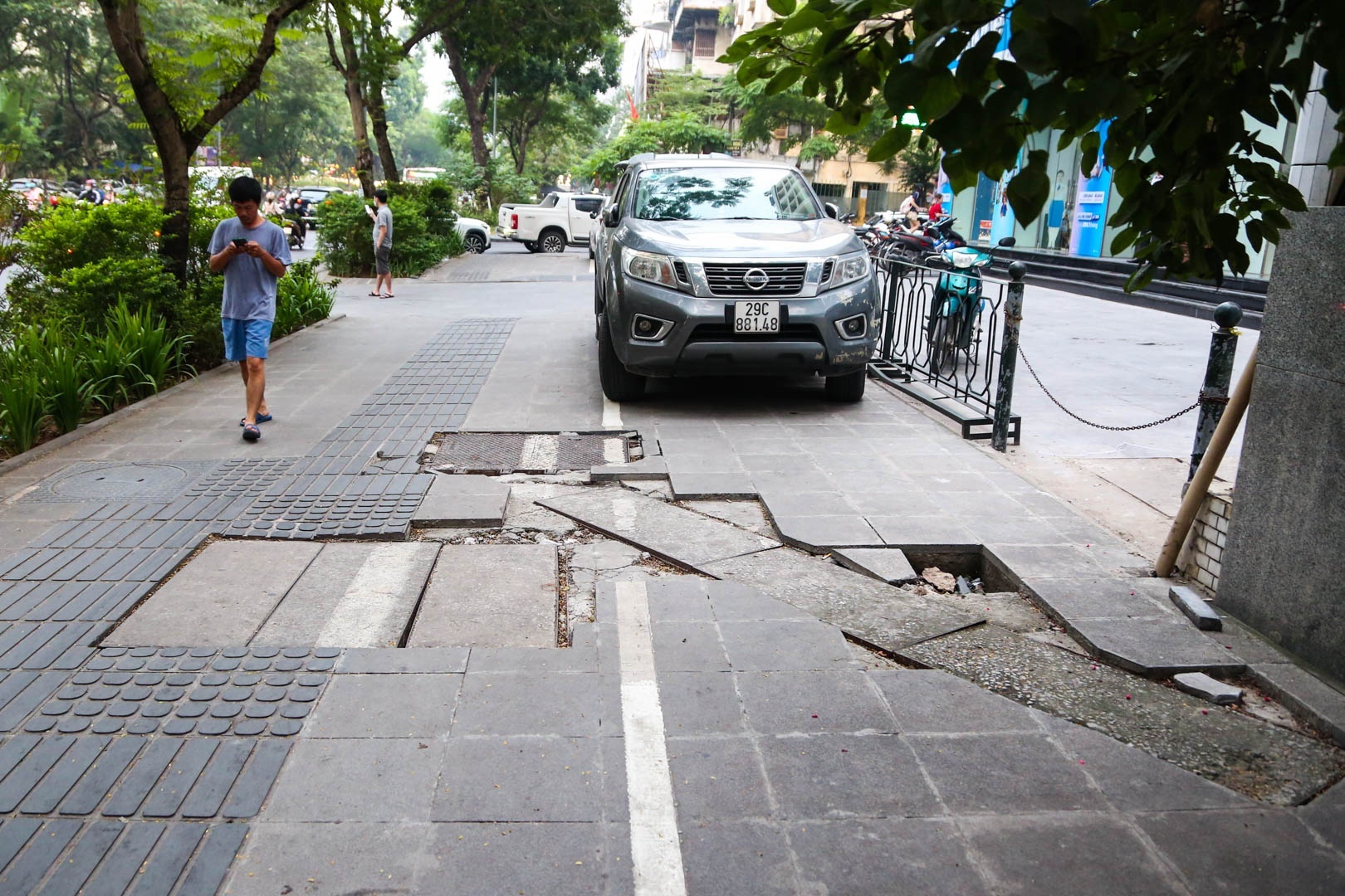 Ha Noi se danh gia lai chu truong lat da via he hinh anh