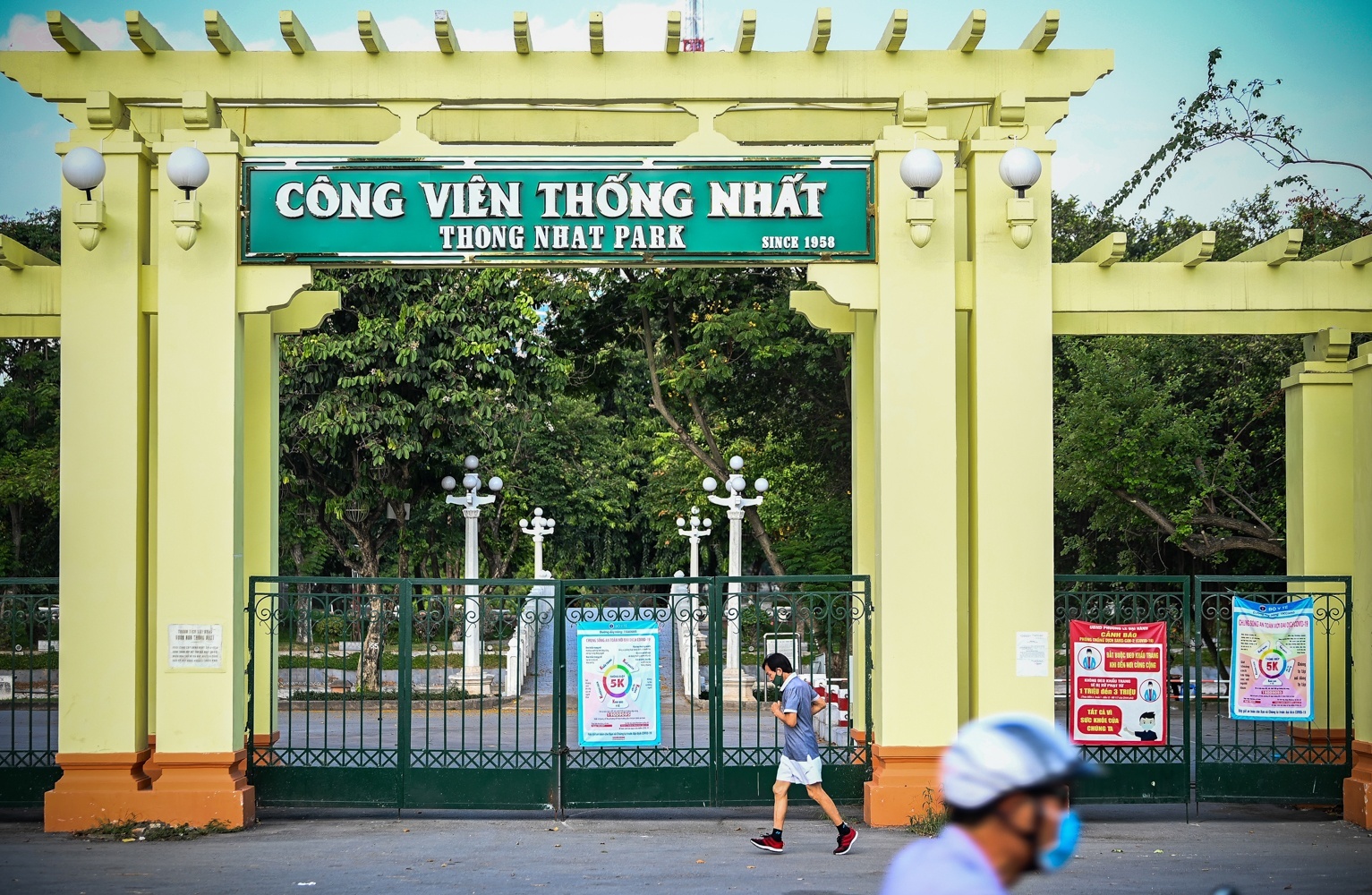 Ha Noi cam xe vao pho Tran Nhan Tong cuoi tuan hinh anh