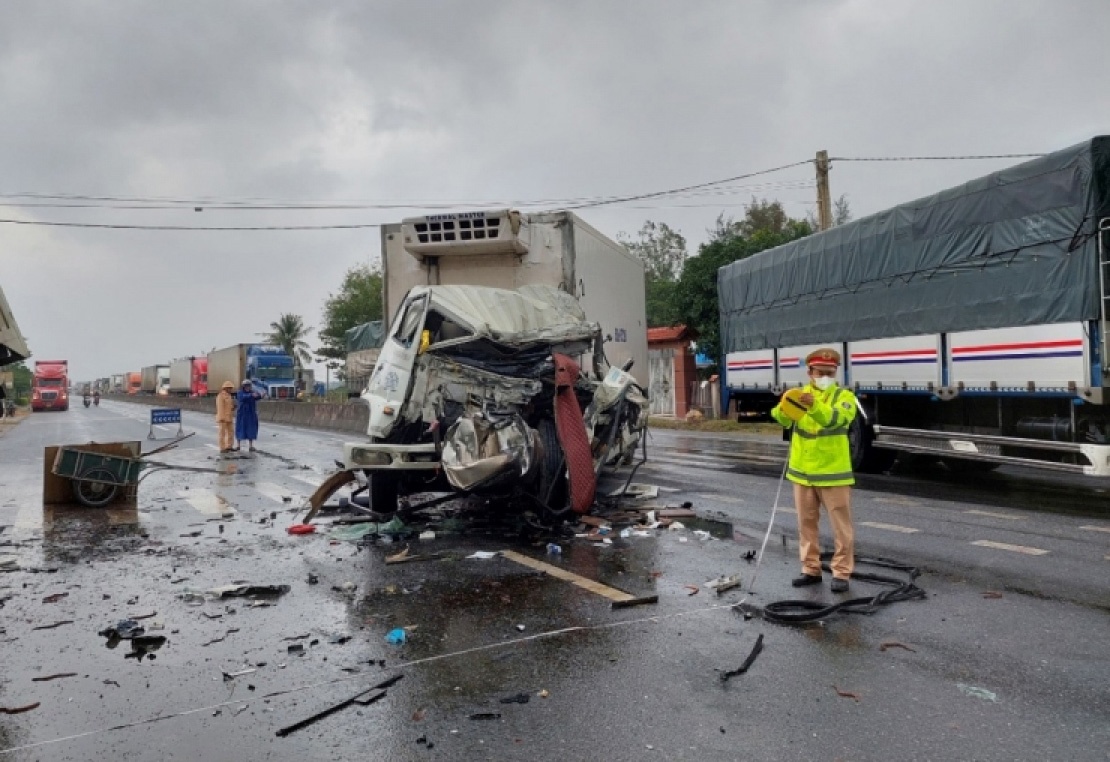 Hai xe tai doi dau gay un tac quoc lo 1A doan qua Quang Binh hinh anh