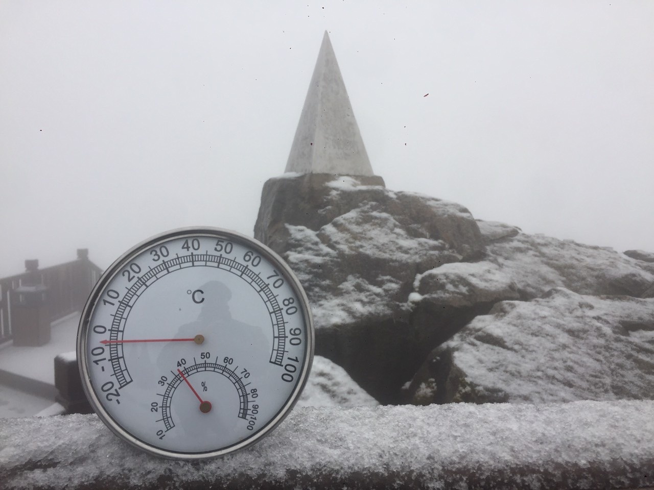 Tuyet roi day dac tren dinh Fansipan hinh anh