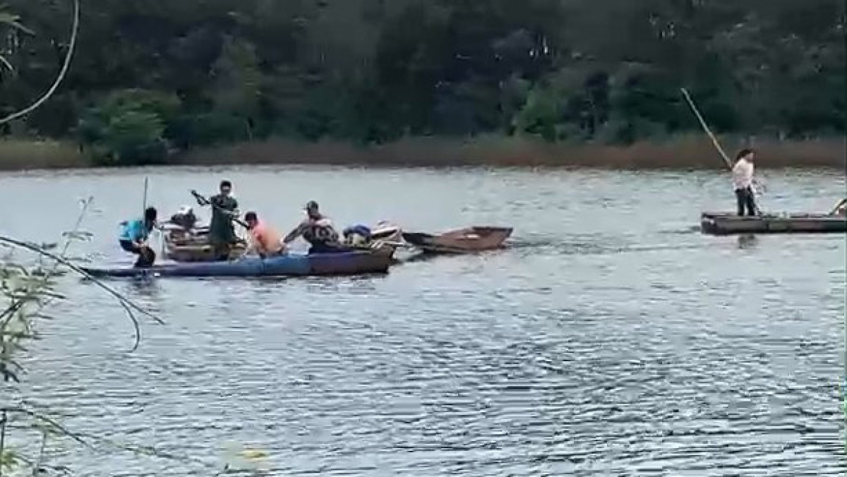 Hai cha con gap nan khi cheo xuong qua long ho Thac Mo tham ray hinh anh