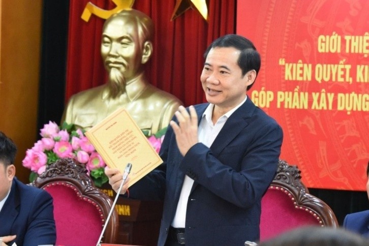 Sap ra mat sach cua Tong bi thu ve phong, chong tham nhung hinh anh