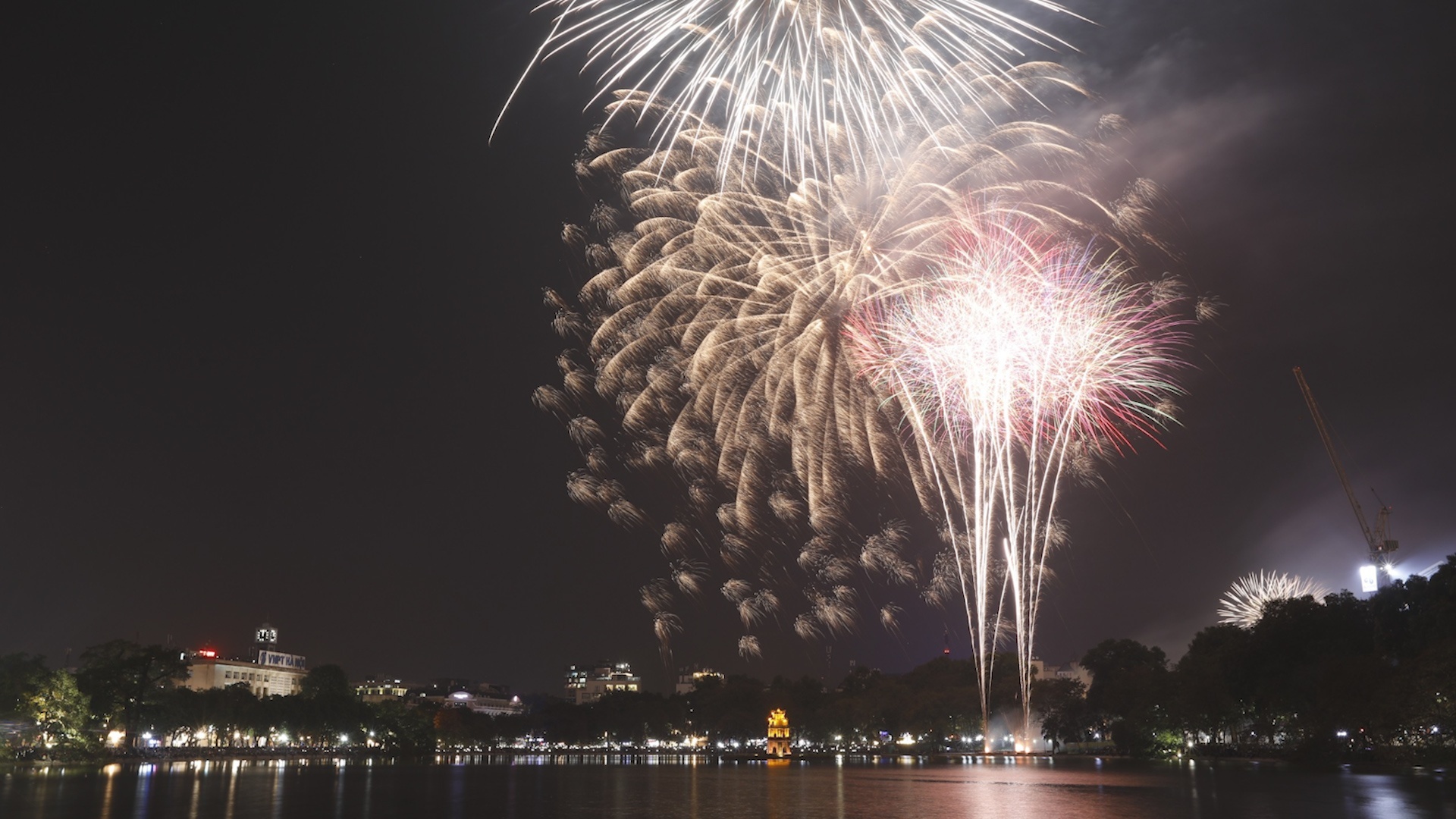 Ha Noi ban phao hoa o 30 diem vao Tet Nguyen dan 2023 hinh anh