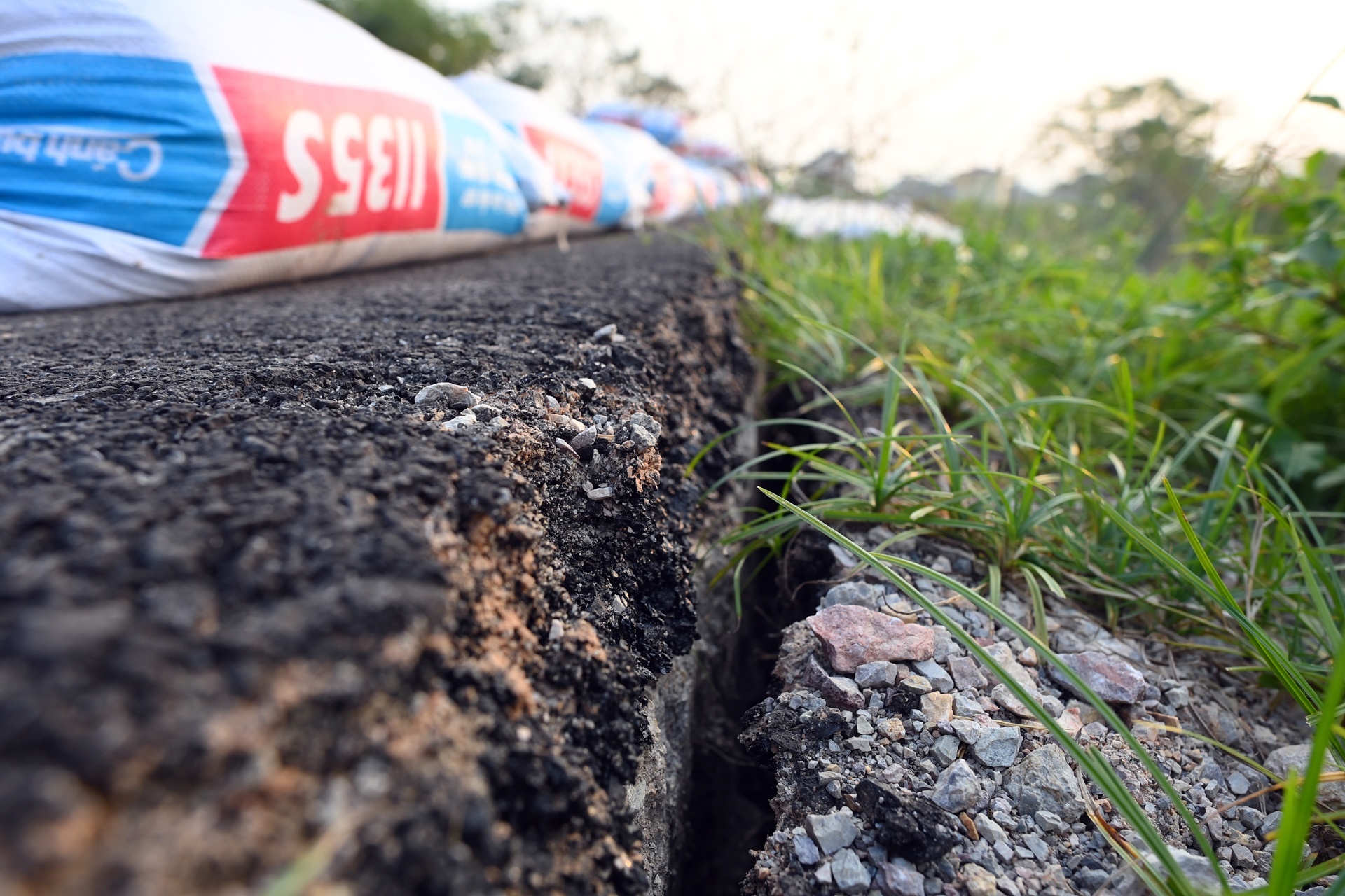 Bo song Hong sat lo de doa an toan, Ha Noi ban hanh lenh khan hinh anh