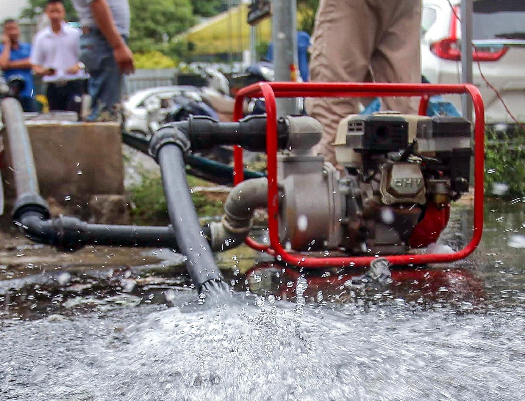 Vu nghi trom nuoc sach song Da: Nguoi dan lam don to Viwaco vu khong hinh anh