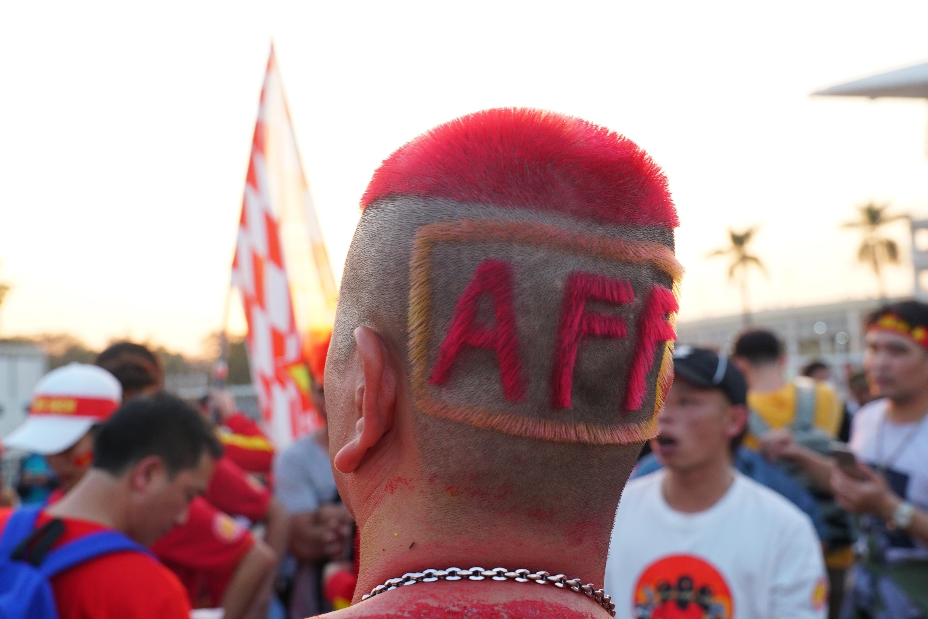 Co dong vien cat toc dac biet co vu tuyen Viet Nam hinh anh