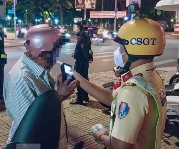 Bi phat vi nong do con, tai xe phan tran nha gan... cho nhau hinh anh