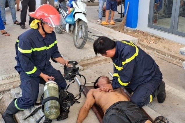 2 nguoi bi ngat khi trong bon chua xang hinh anh