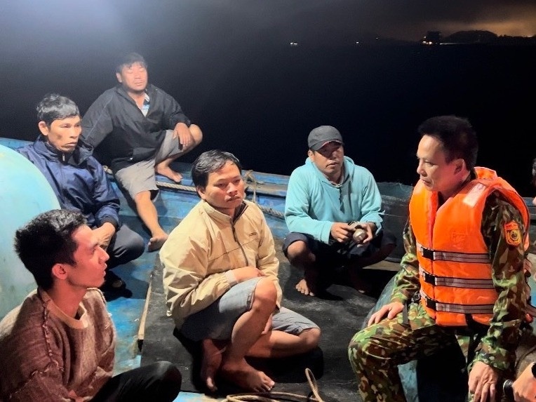 Chim tau tren bien, mot thuyen vien mat tich hinh anh