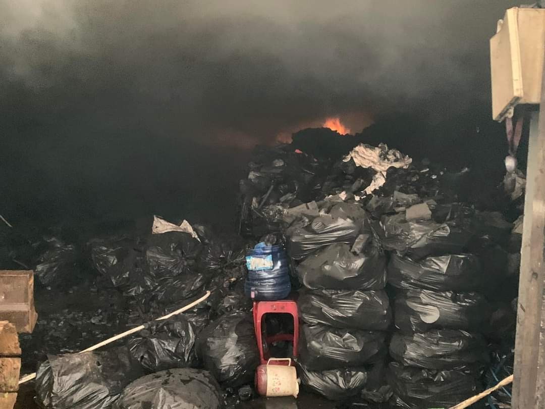 Canh sat dap lua kho chua 200 tan than suot nhieu gio hinh anh