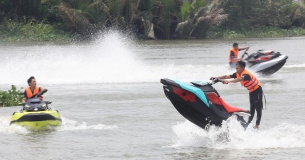 Ra soat, xu ly tinh trang su dung moto nuoc tren song Sai Gon hinh anh