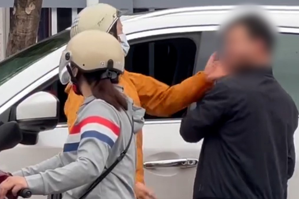 Nguoi phu nu tat toi tap tai xe oto sau va cham giao thong hinh anh