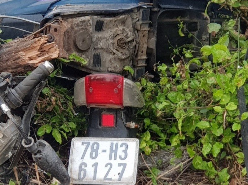 Di xe may bang qua duong sat, nguoi dan ong bi tau tong tu vong hinh anh