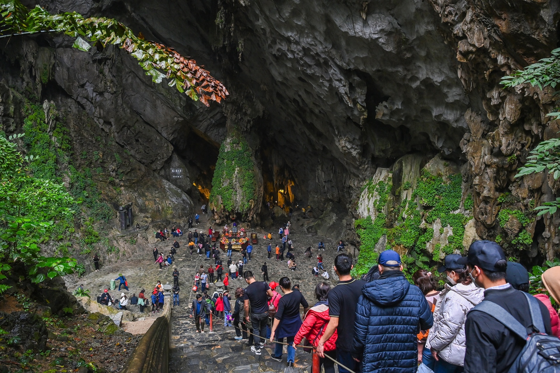 Pho chu tich Ha Noi 'dong vai' du khach di chua Huong de kiem tra hinh anh