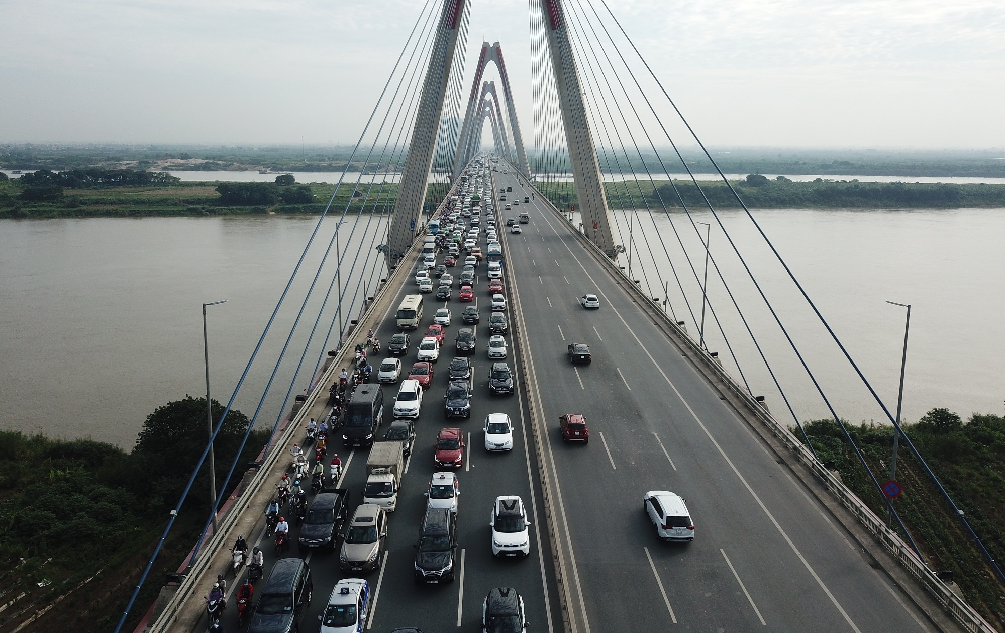 Ha Noi cam xe qua cau Nhat Tan theo gio trong 7 ngay hinh anh