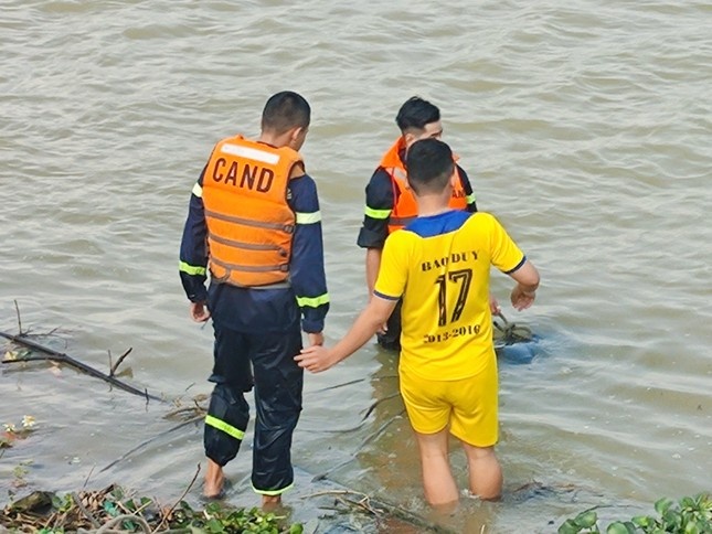 Ngoi sau xe cha, nguoi con bat ngo nhay xuong cau Tien Son tu tu hinh anh