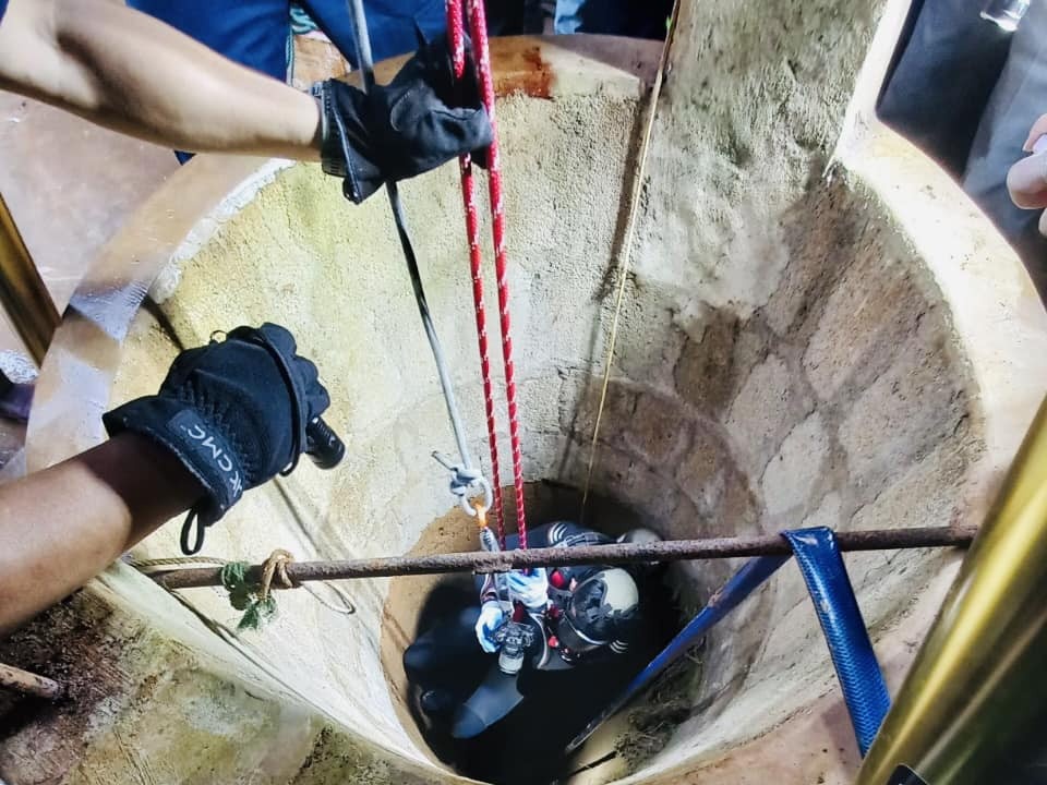 vo chong roi xuong gieng anh 1