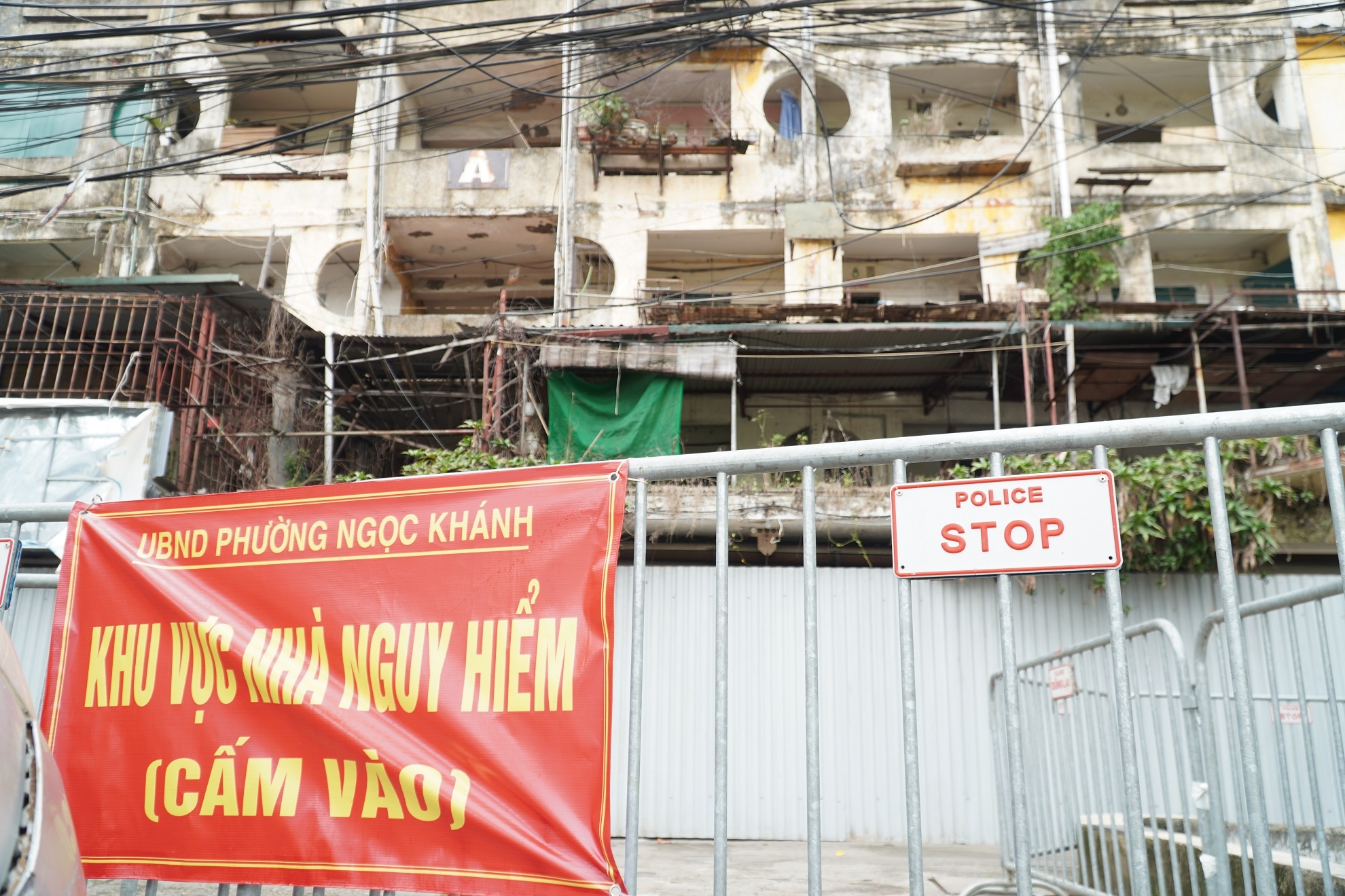 Danh cuoc mang song trong chung cu 'cho sap' hinh anh