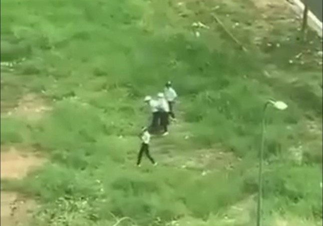 nam sinh bi khoa tay anh 1