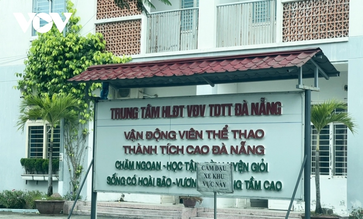 Da Nang thu hoi quyet dinh khen thuong 2 can bo dang bi ky luat hinh anh