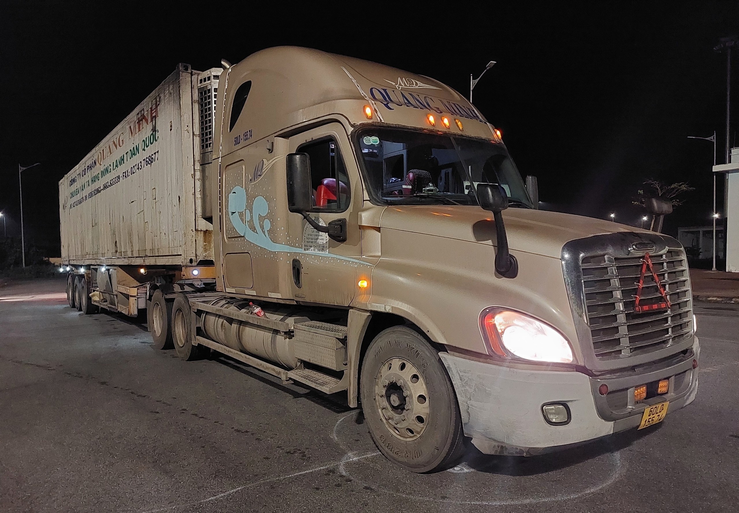 Nhieu tai xe dung bang, tem kiem dinh gia vuot cao toc hinh anh