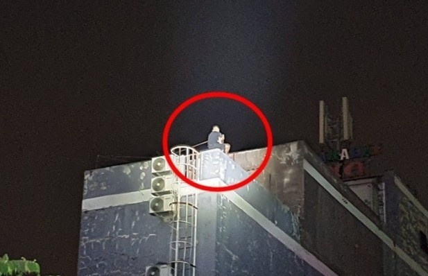 Bi truy bat, thanh nien o Binh Duong leo len tang 5 co thu hinh anh