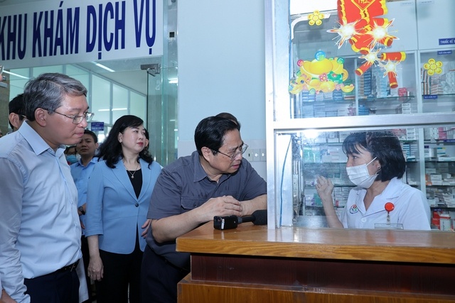 Thu tuong khao sat thuc te viec bao dam thuoc, vat tu y te hinh anh