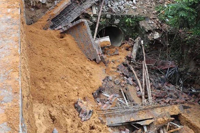 Sap bo tuong khi lam nha, mot tho xay tu vong hinh anh