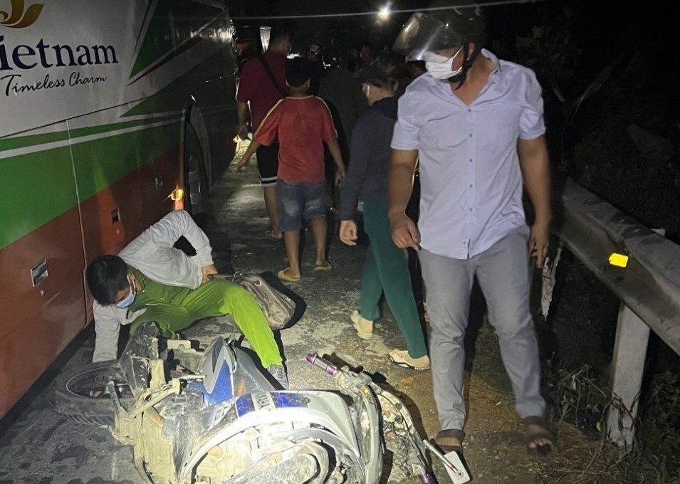 Tai nan giua xe may va oto dua ruoc cong nhan, mot nguoi tu vong hinh anh