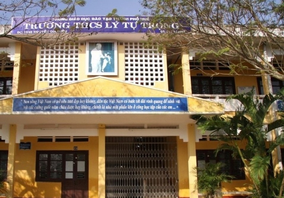 Danh nhau trong gio ra choi, mot nam sinh lop 6 tu vong hinh anh