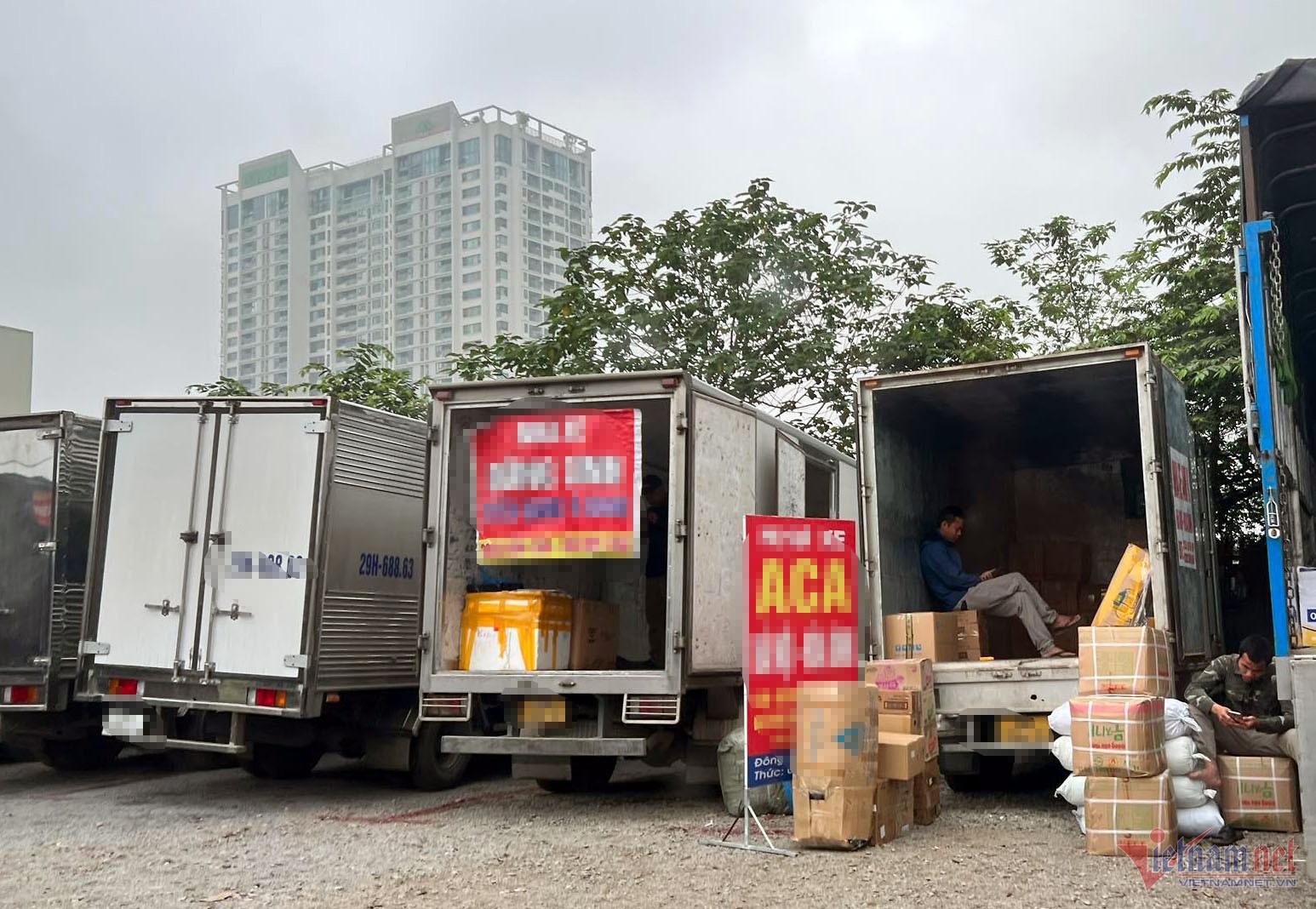 Cong an xac minh 'dan anh chi' bao ke bai xe khong phep o Ha Noi hinh anh