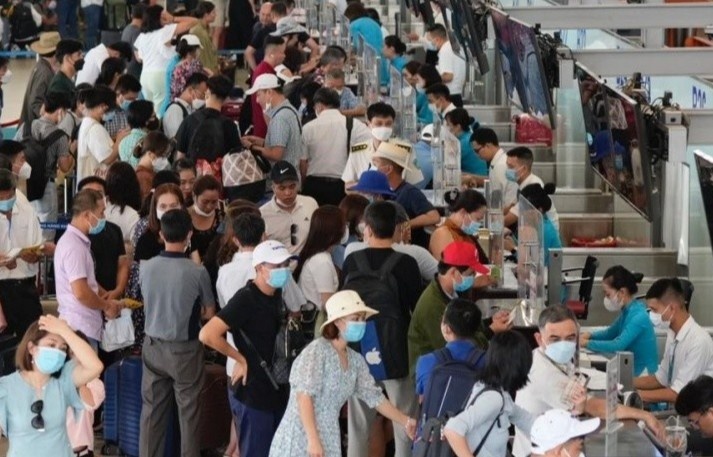 Du kien khach qua cang hang khong dat ky luc trong ngay dau nghi le hinh anh