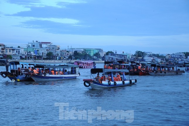 chat chem du khach anh 1