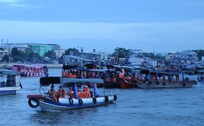 Phat chu tau vi 'chat chem' khach du lich tham cho noi Cai Rang hinh anh