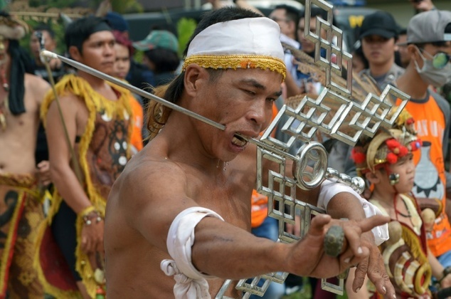 Xien que qua ma, dieu hanh mung nam moi o Indonesia hinh anh